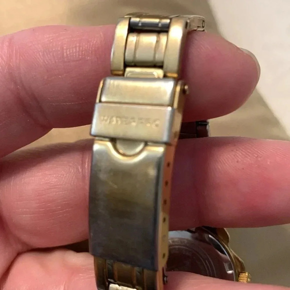 GUESS waterproof  watch - vintage - Picture 3 of 6